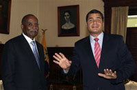 El presidente Rafael Correa, con el titular de la OPEP, el ministro angolés José María Botelho de Vasconcelos, el pasado jueves en Quito.